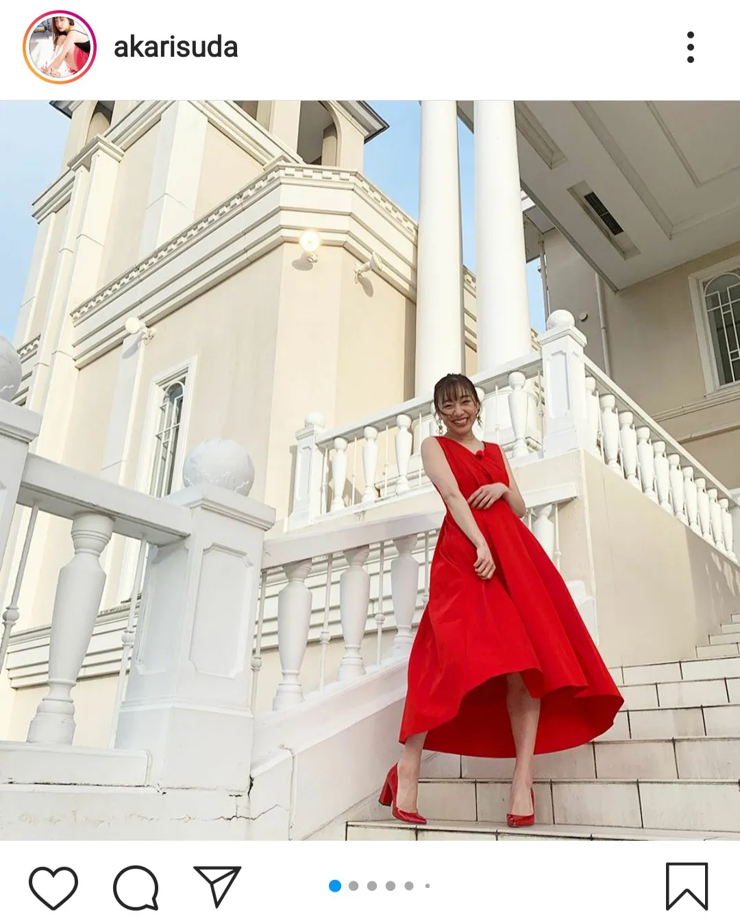 【写真を見る】写真集のオフショットのような須田亜香里の“赤いドレス”SHOT