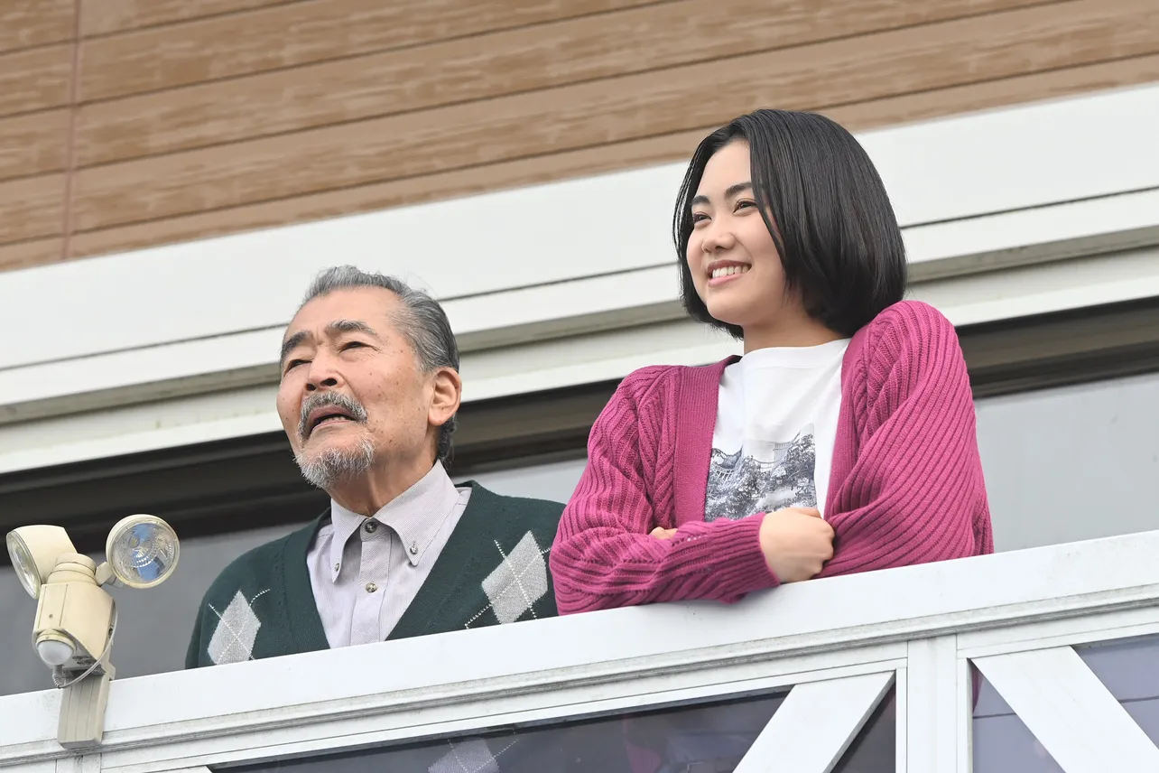 柴田政継を演じる藤竜也と孫の美咲を演じる小川未祐