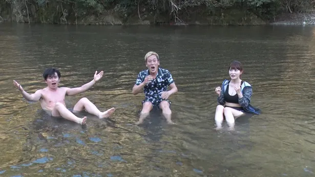 川へ飛び込む3人！