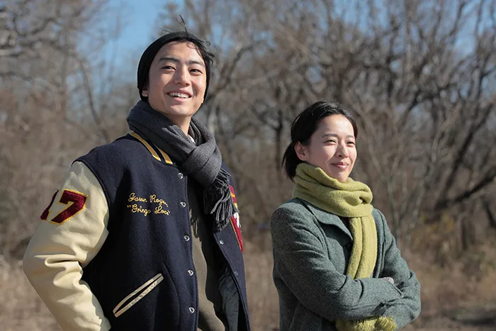 琵琶湖を眺める喜美子（戸田恵梨香）と武志（伊藤健太郎）(C)NHK