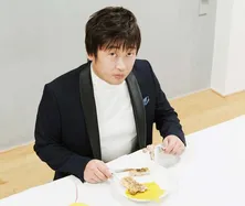 ロバート秋山扮する美食家・渡辺善吉が「シューイチ」で有楽町高架下グルメを堪能＜クリエイターズ・ファイル＞