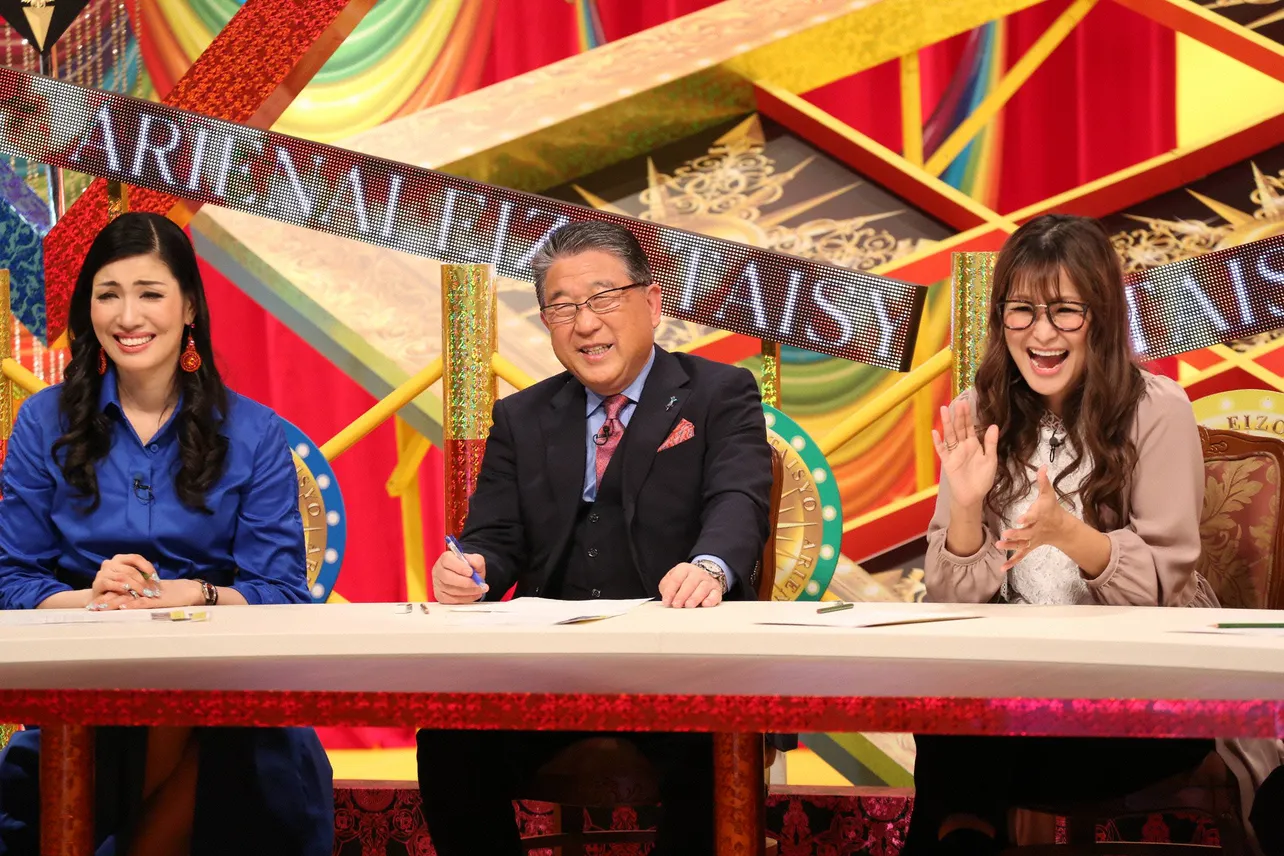 審査委員長を務める徳光和夫(中央)と、ゲスト審査員のアンミカ(左)、ギャル曽根(右)