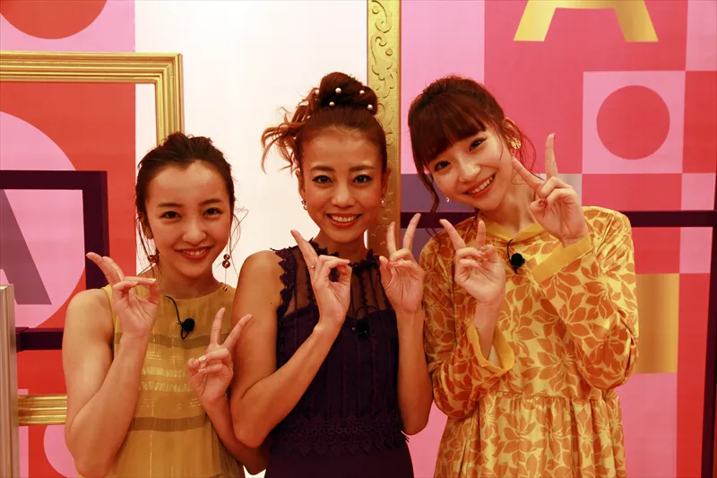 板野友美(写真左)や荻野由佳も番組を支えた