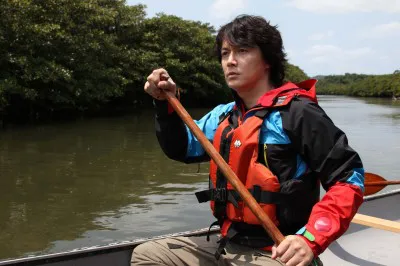 【写真】西表島では福山自らカヌーを漕ぎ、川をさかのぼり亜熱帯の森へと進む