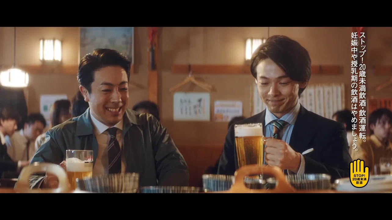 【写真を見る】リラックスした表情でビールを飲みかわす中村倫也＆尾上菊之助…スーツ姿が決まってる！