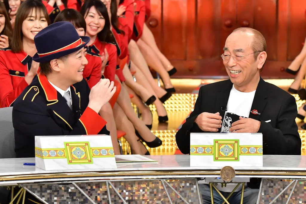 中居正広(写真左)と笑い合う志村けんさん(2019年4月5日放送回より)