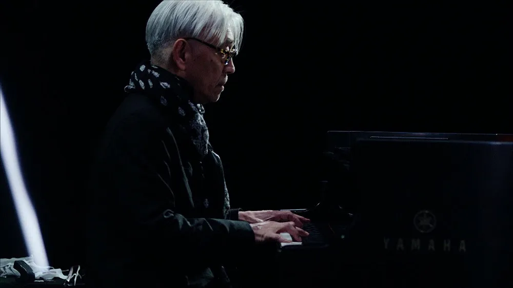 【写真を見る】「andata」のピアノソロでライブがスタートした坂本龍一プレミアムライブ