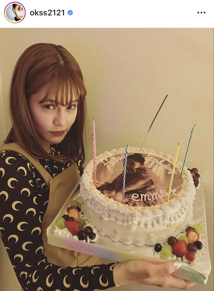 【写真を見る】emma、顔よりも大きいケーキをかかえて26歳になったことを報告(ほか、オレンジの衣装姿など10枚)