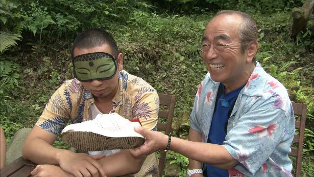 【写真を見る】千鳥・大悟に楽しそうにいたずらを仕掛ける志村けんさん