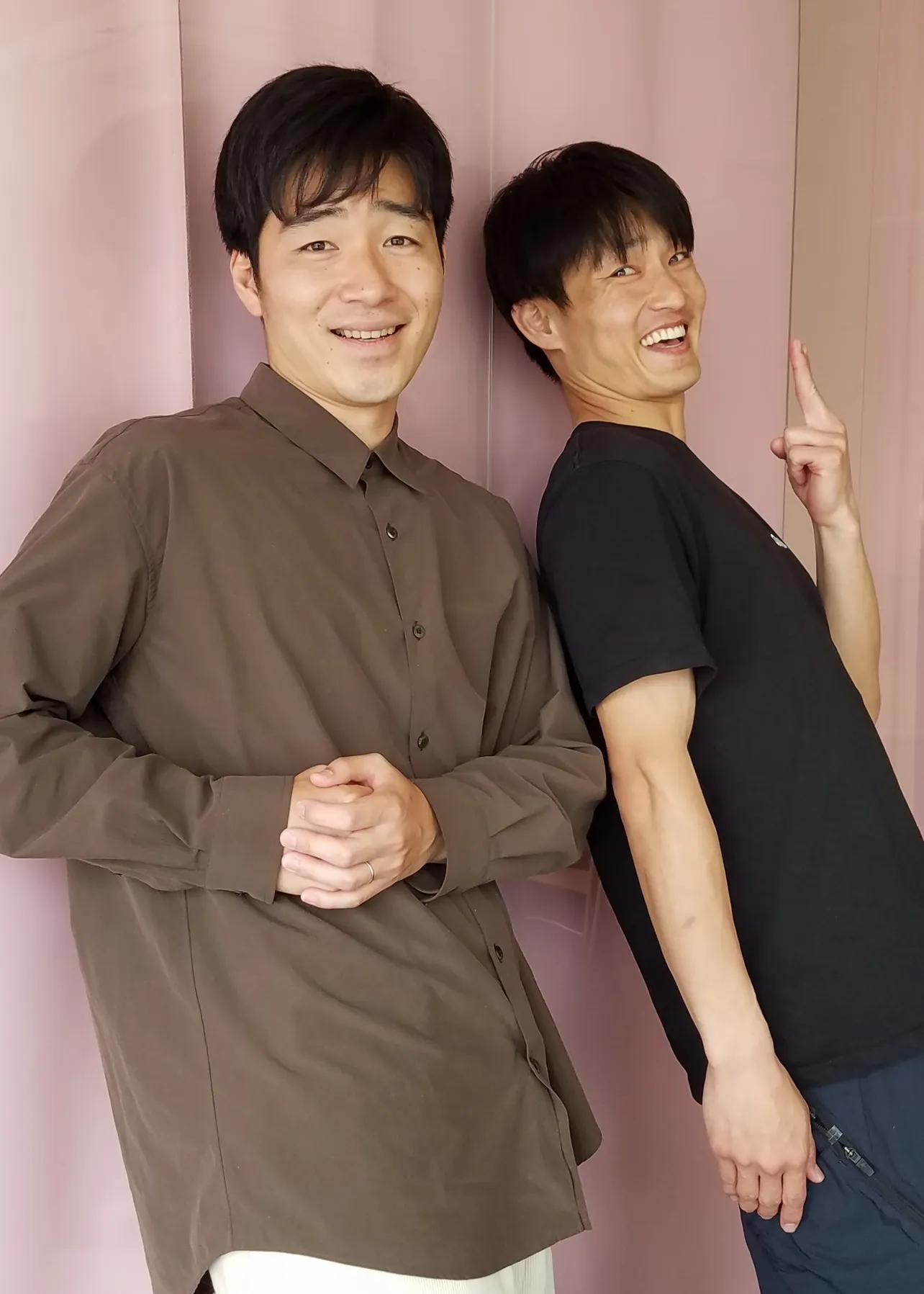 写真左：後藤淳平(ごとう・じゅんぺい) 1984年3月20日生まれ、大阪府出身。右：福徳秀介(ふくとく・しゅうすけ) 1983年10月5日生まれ、兵庫県出身。NSC大阪25期生の二人が2003年にコンビ結成