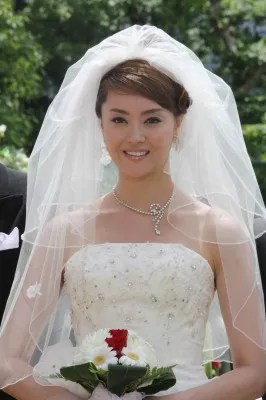 観月ありさが超ミニのウエディングドレスで人生初のブーケトス！