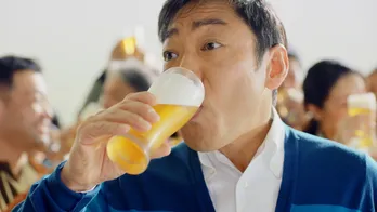 “ビール好き”香川照之「今日も飲むぞー!」CM撮影でさまざまな表情見せる