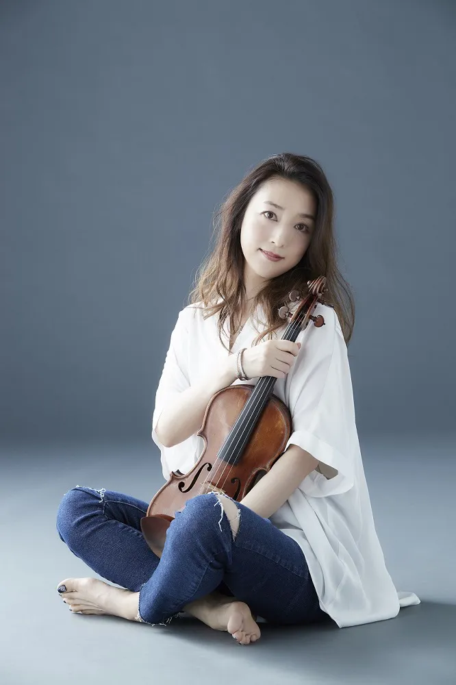 ニューアルバム『アレグリア』から3曲のトレーラー映像を公開したジャズ・バイオリニストの牧山純子