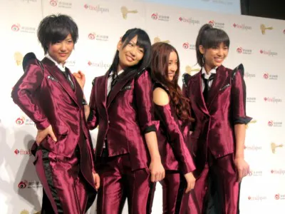 受賞式に出席したDiVAの秋元才加、増田有華、梅田彩佳、宮澤佐江（写真左から）