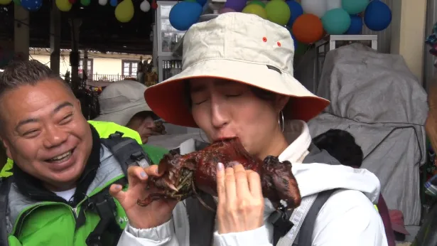 【写真を見る】堀田茜、ペルーで肉にかぶりつく