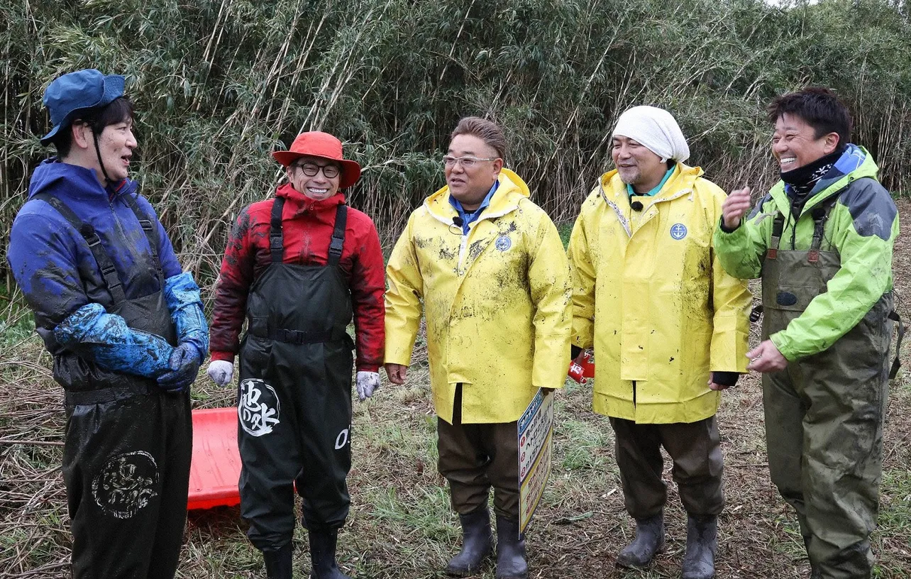 【写真を見る】「坂上どうぶつ王国」の池の水を、ロンブー淳＆ココリコ田中がぜんぶ抜く！