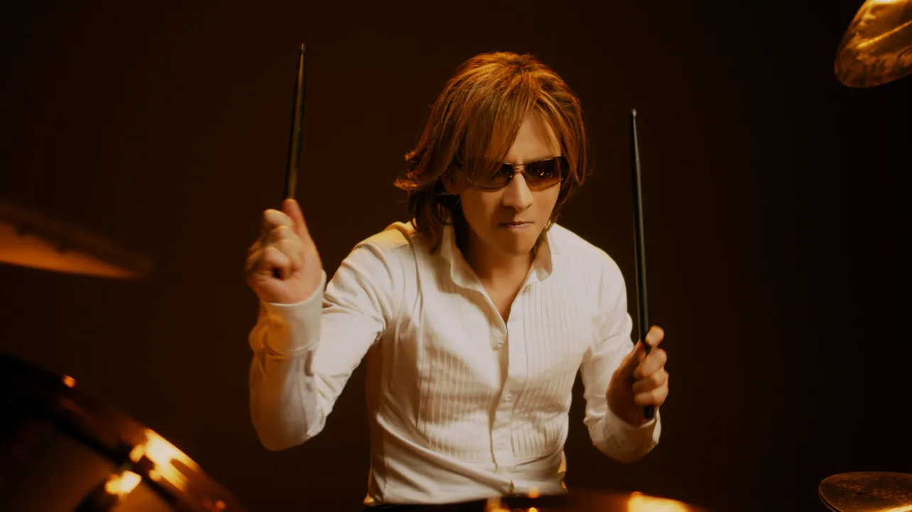 YOSHIKIがアサヒ飲料「『ワンダ』極」シリーズの新CMに出演。黄金のドラムで、こだわり抜いた至極の演奏を披露する