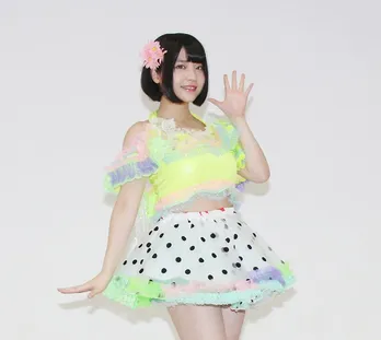 虹コン・根本凪、“ヲタク”“眼鏡っ娘”の店員さんに！「タイプです」「最高！」「毎日通っちゃうね」