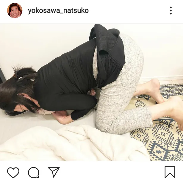 【写真を見る】横澤夏子の脇腹から小さな足がひょっこり！子育てSHOT