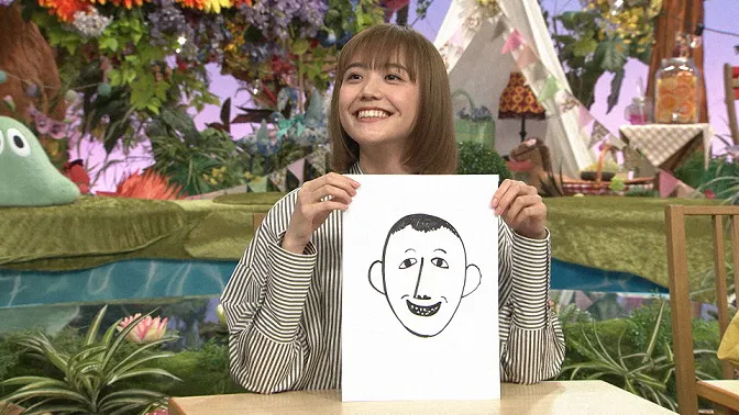 【写真を見る】松井愛莉が特徴的なサバンナ・高橋茂雄の似顔絵を披露