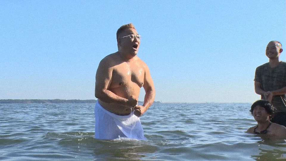 【写真を見る】伊達みきおが浜名湖へ入浴！