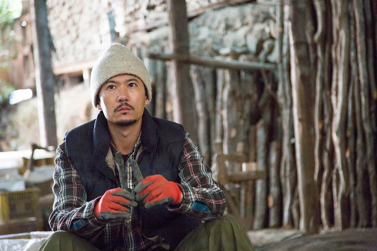【写真を見る】映画『半世界』で炭焼き職人として働く男を演じる“ヒゲ姿”の稲垣吾郎