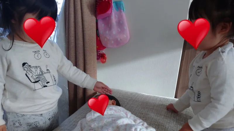 【写真を見る】石田ファミリーに誕生した赤ちゃんに興味津々の双子ちゃん
