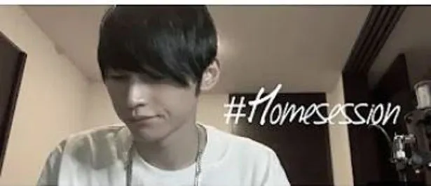 【写真を見る】4月6日に公式YouTubeに公開されたSKY-HIの「#Homesession」の1シーン