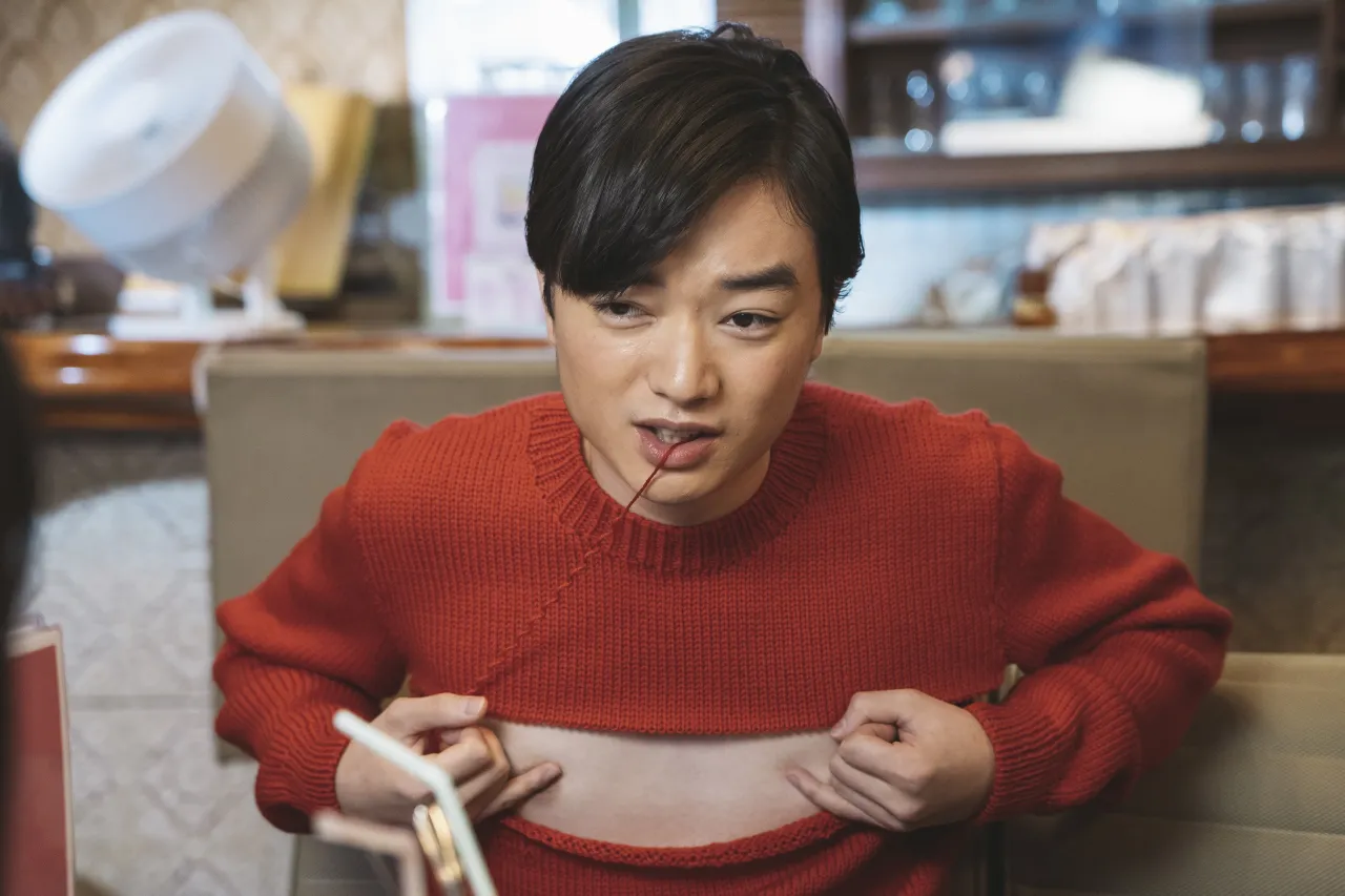 【写真を見る】花丸木(染谷将太)がスパゲッティを食べていると、いつの間にかセーターの糸が口に
