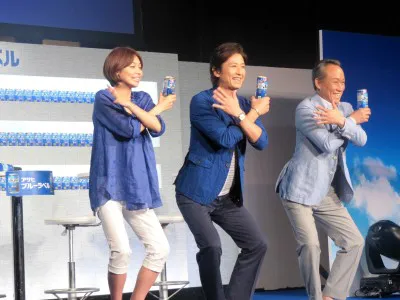 【写真】爽快人間ダンスのきめポーズを披露し笑顔の3人