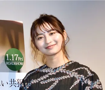 “話題の中国人美女”ロン・モンロウ、メガネ＆キス顔SHOTに反響「メガネ姿やばい」「レベルが違う」