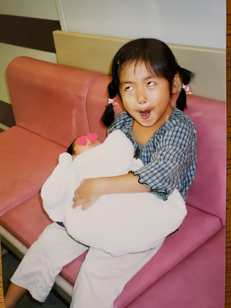 【写真を見る】よっぽどうれしかったんだろう…浜崎香帆が豊かな表情を見せる幼少期SHOT