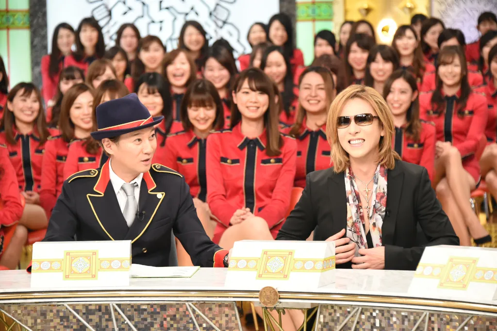 2018年3月30日放送回より。MCの中居正広(左)とYOSHIKI(右)