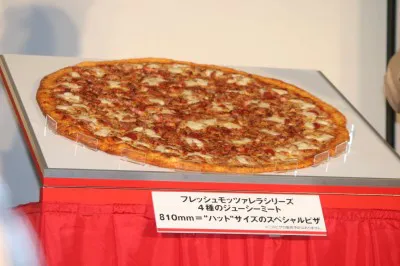 CMキャラクターを務める香取慎吾のために特別に用意された“ハット”サイズのスペシャルピザ