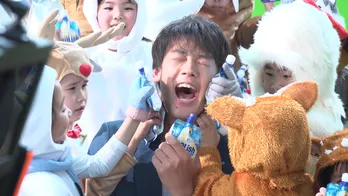 竹内涼真、30人の子どもに囲まれクールな表情から満面の笑顔に