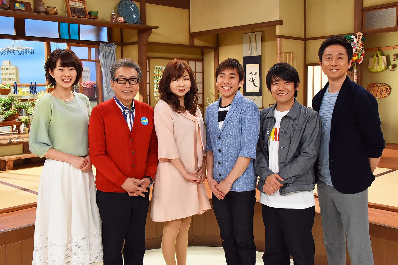 円広志(左から2番目)、高橋真理恵アナ(左)と「よ～いドン！」水曜レギュラー陣