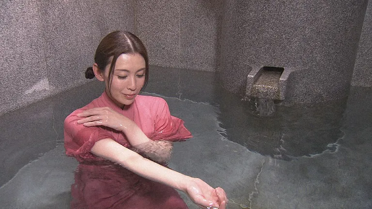 【写真を見る】雛形あきこが飛鳥乃湯泉・特別浴室に入浴