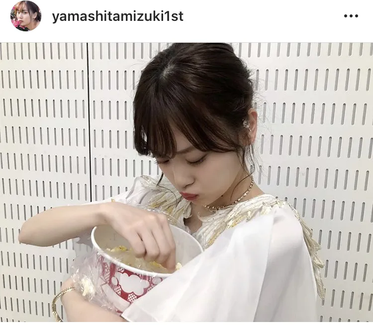 ※山下美月写真集公式Instagram(yamashitamizuki1st)のスクリーンショット