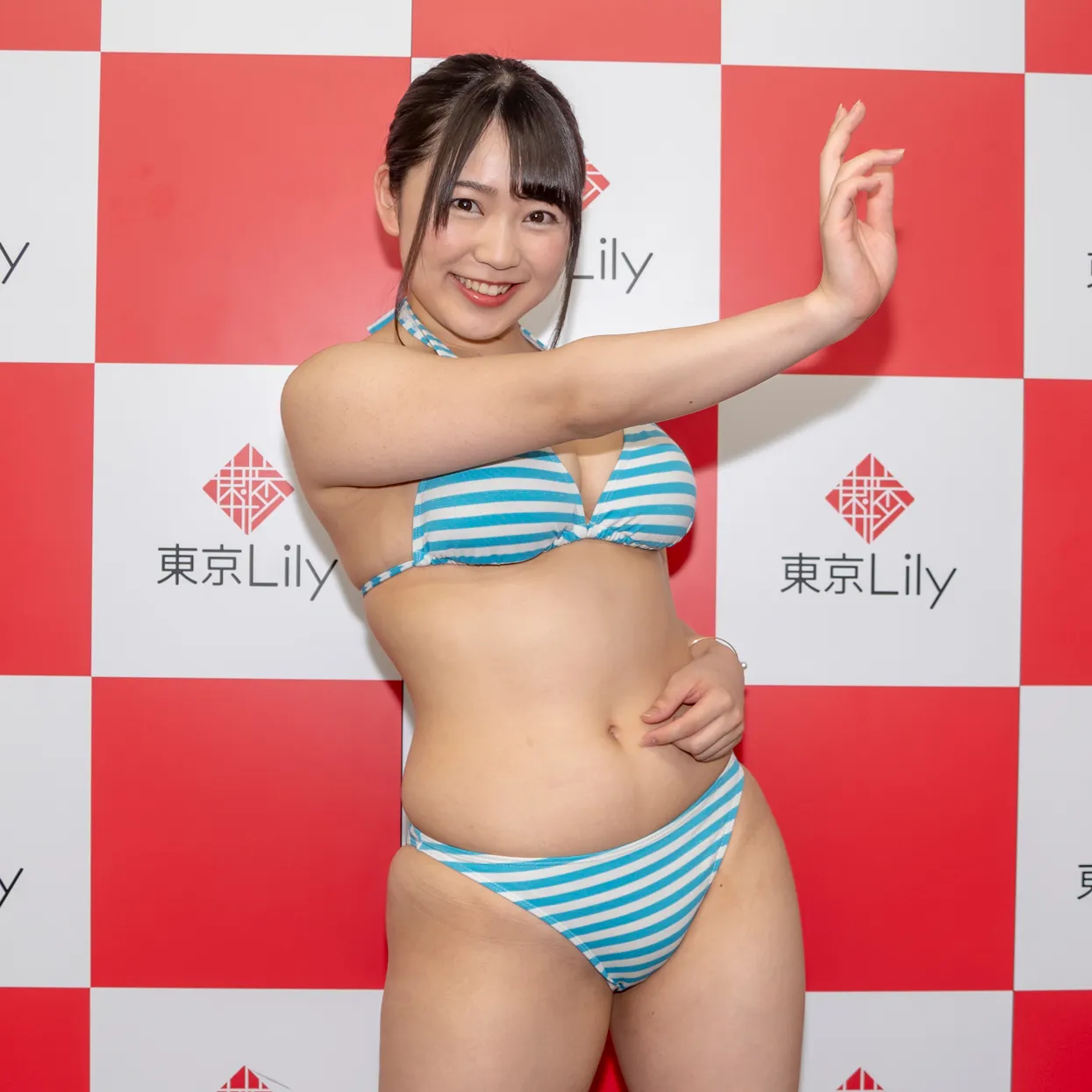 乳の形丸分かり!!意味の無い卑猥ニップレス!!【能美真奈/ぷにたん】イーネット 濃密な果実 DVD特典 直筆サイン入 現場生チェキa - サイン