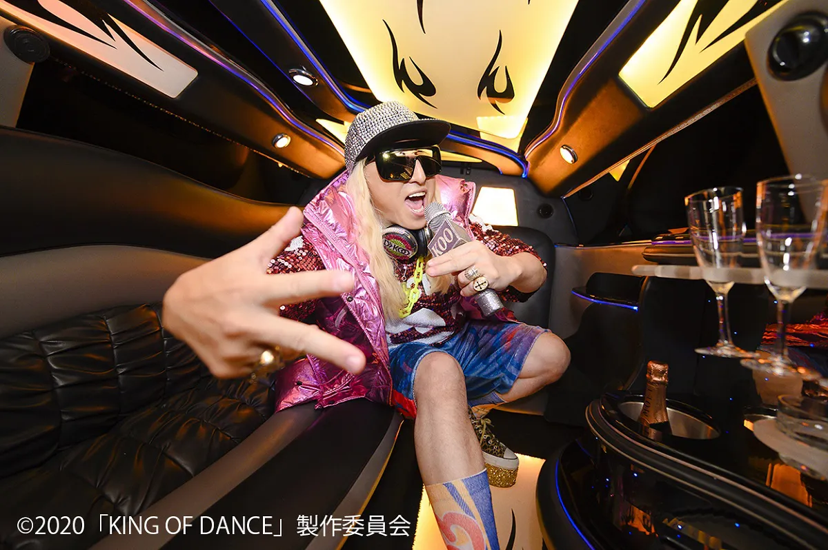 【写真を見る】DJ KOOが本人役で「KING OF DANCE」の大会MCに！