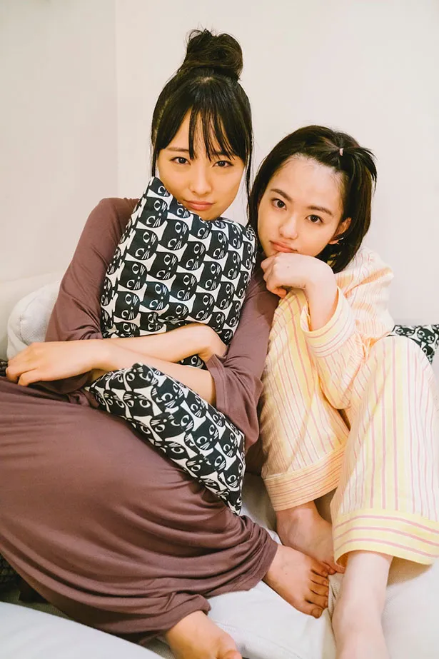 【写真を見る】山田杏奈が大友花恋にくっついて…美し過ぎる“姉妹”、パジャマSHOT