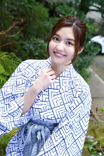 “テラハ美女”林ゆめがレースクイーン姿で美脚披露