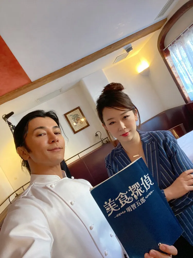 ドラマ「美食探偵 明智五郎」原作者の東村アキコが第3話(4月26日放送)の撮影現場を訪れ、武田真治と自撮り写真を撮影した