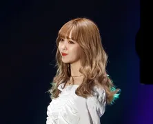 藤田ニコル、ひと足早い“夏風”SHOTにファン「金魚かわいい！」「なんかセクシー！」