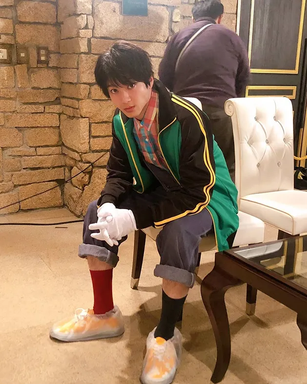 【写真を見る】山田裕貴が個性強めな“新藤の私服”オフショットを公開！