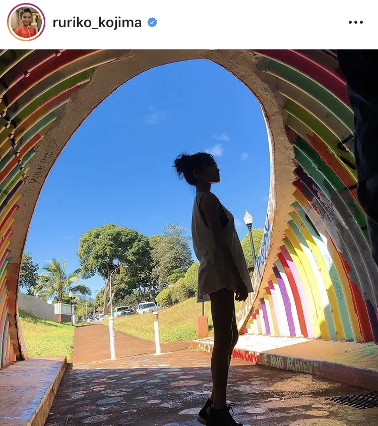 【写真を見る】こじるりが体のラインがあらわな“シルエットSHOT”を公開！