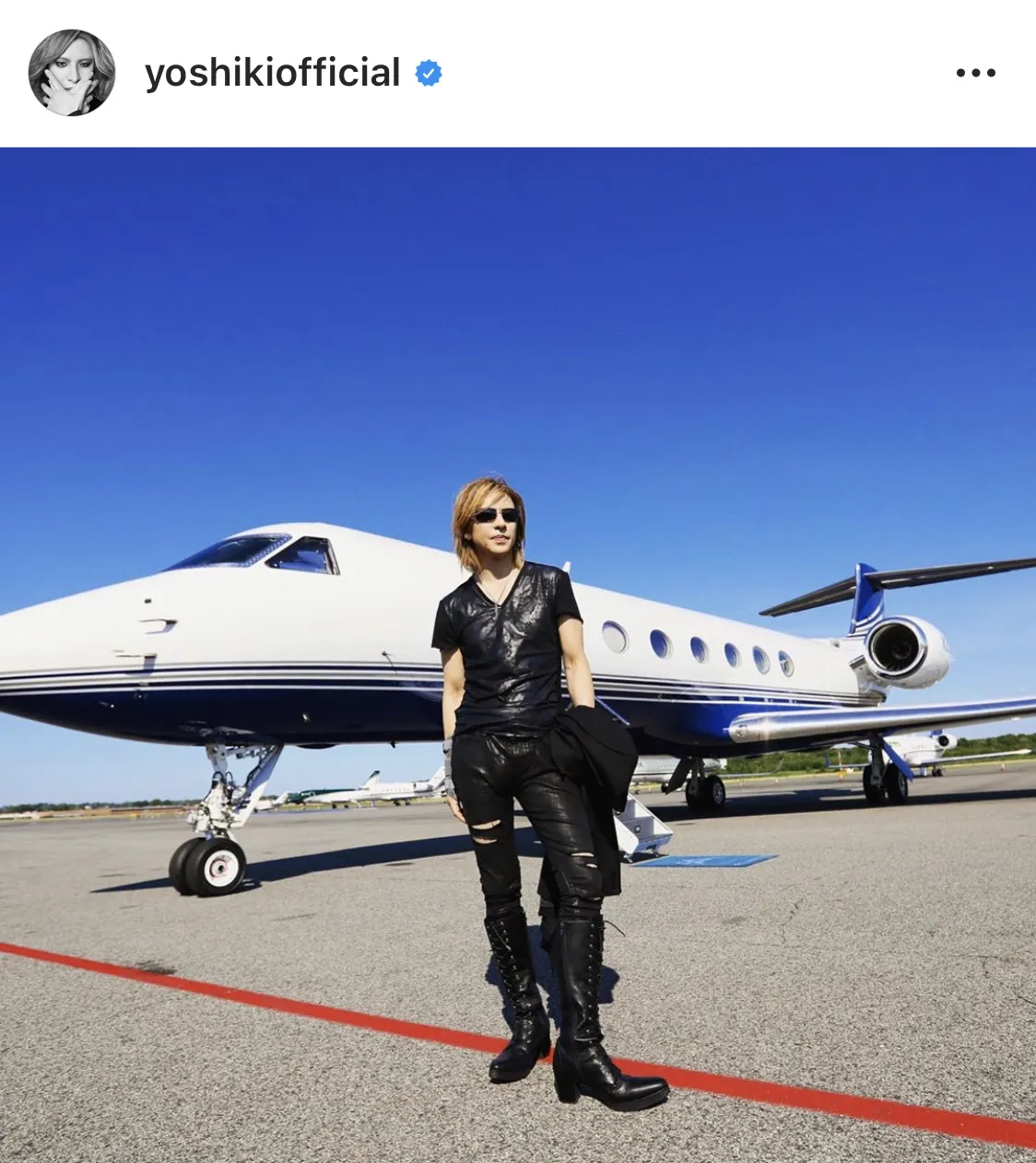 【写真を見る】プライベートジェットの前でポーズを決める、YOSHIKI(他、幼少期SHOTなども!!)