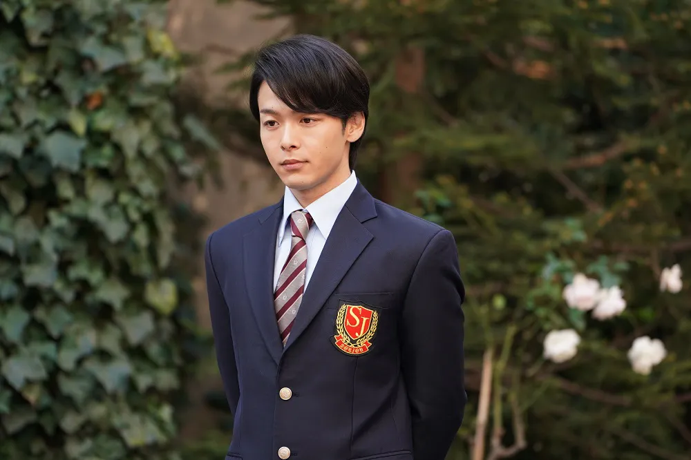 5月3日(日)放送の「美食探偵 明智五郎」第4話にて、中村倫也が高校のブレザー制服姿を披露する