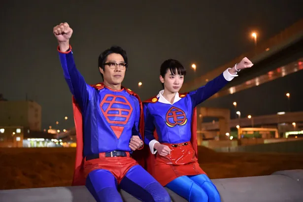 【写真を見る】永野芽郁演じるスーパーヒーロー兼OL桃子と意気投合するスーパーサラリーマン左江内氏(堤真一)の2SHOT