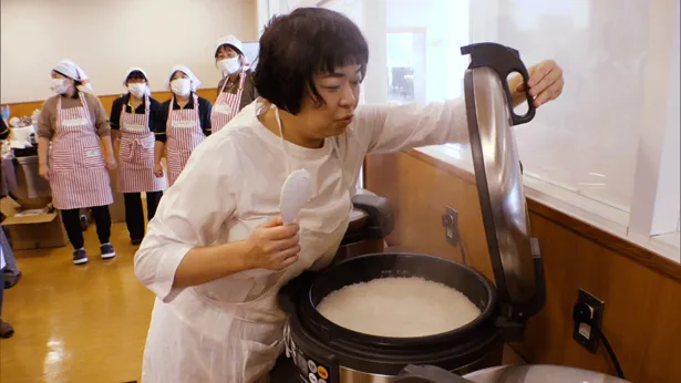 お米料理研究家・しらいのりこは、正しい炊飯方法やおいしいご飯の研ぎ方を提案する